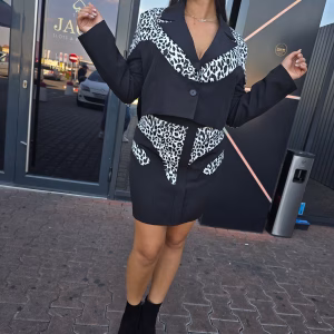 Costum negru damă, fustă conică, sacou cambrat, imprimeu animal print 47TJ