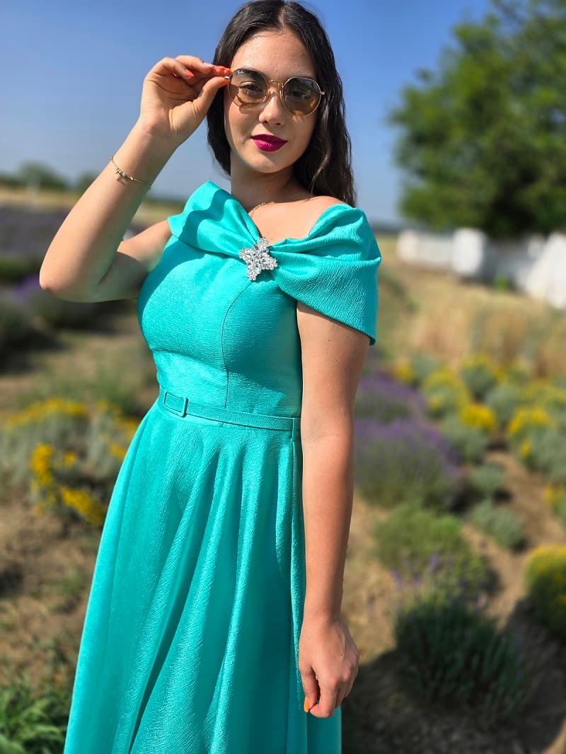 Imaginea numarul 2 reprezentatand Rochie Lungă Turcoaz – Croi Elegant și Curea în Talie