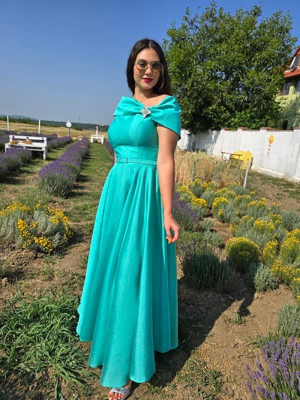 Imaginea numarul 3 reprezentatand Rochie Lungă Turcoaz – Croi Elegant și Curea în Talie