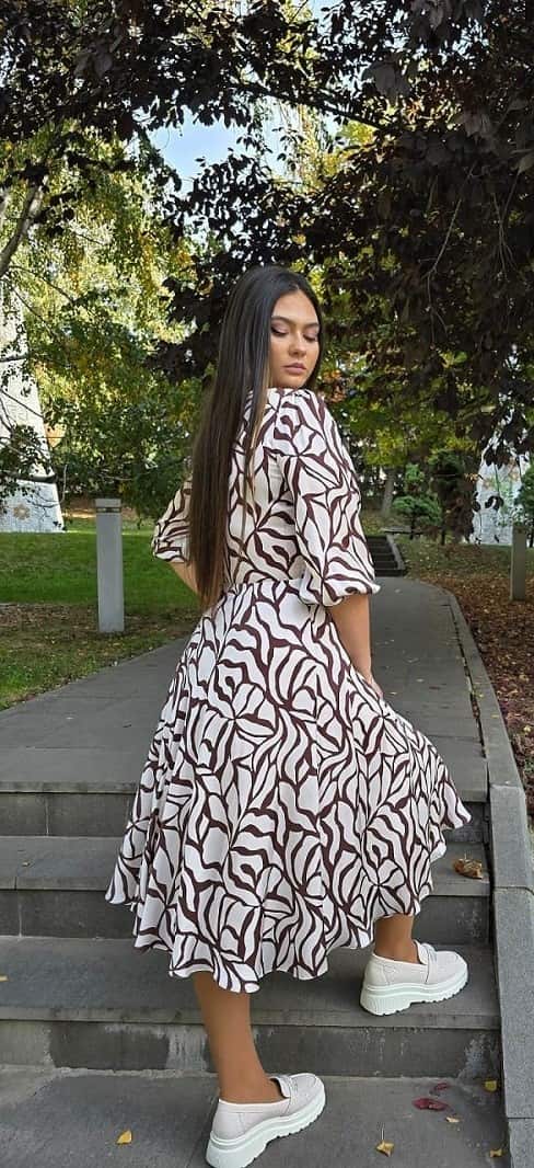 Imagine pentru Rochie midi albă din satin cu imprimeu abstract maro, croială lejeră
