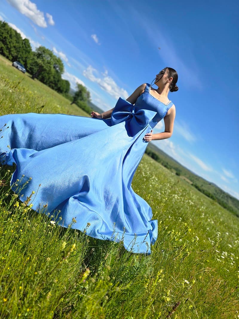 Imaginea numarul 3 reprezentatand Rochie lungă elegantă albastră din voal satinat, cu fundă