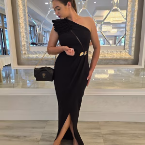 Rochie lungă eleganta neagra, umar gol, crăpatura frontala