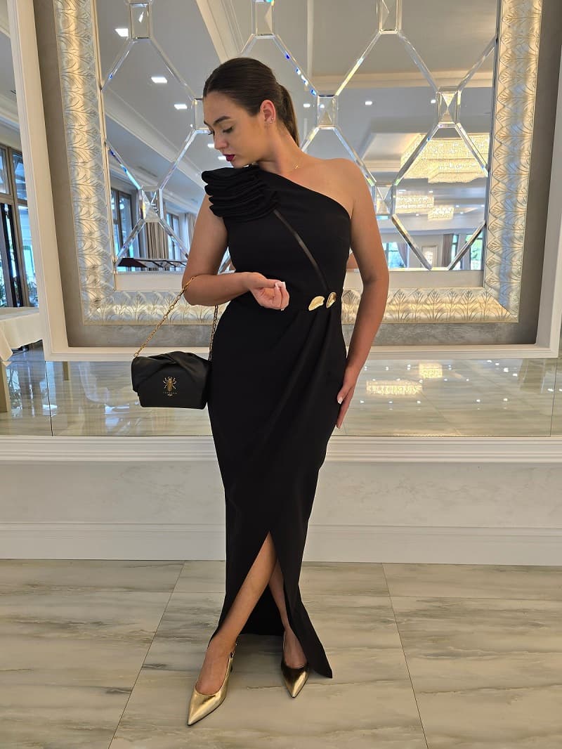 Imagine pentru Rochie neagră elegantă lungă cu un umăr gol, crăpătură frontală