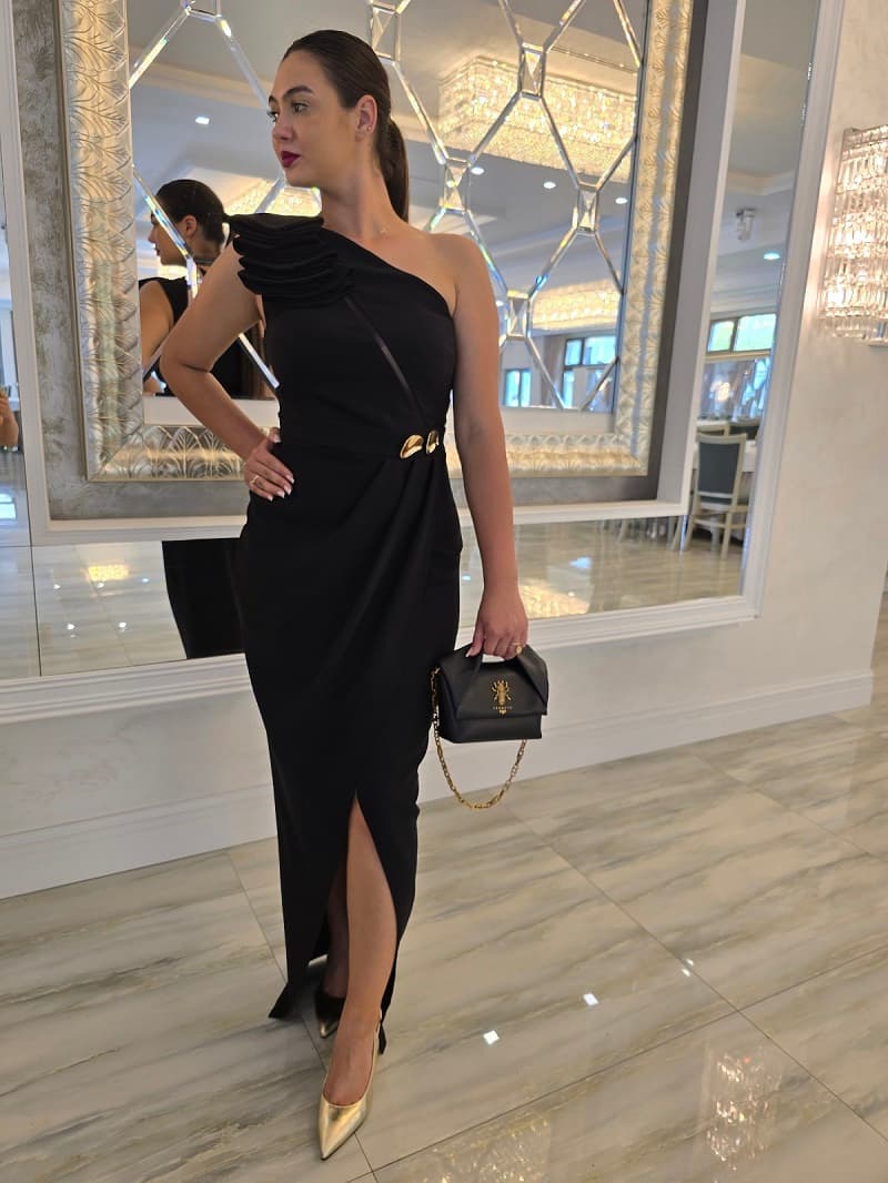 Imaginea numarul 2 reprezentatand Rochie neagră elegantă lungă cu un umăr gol, crăpătură frontală
