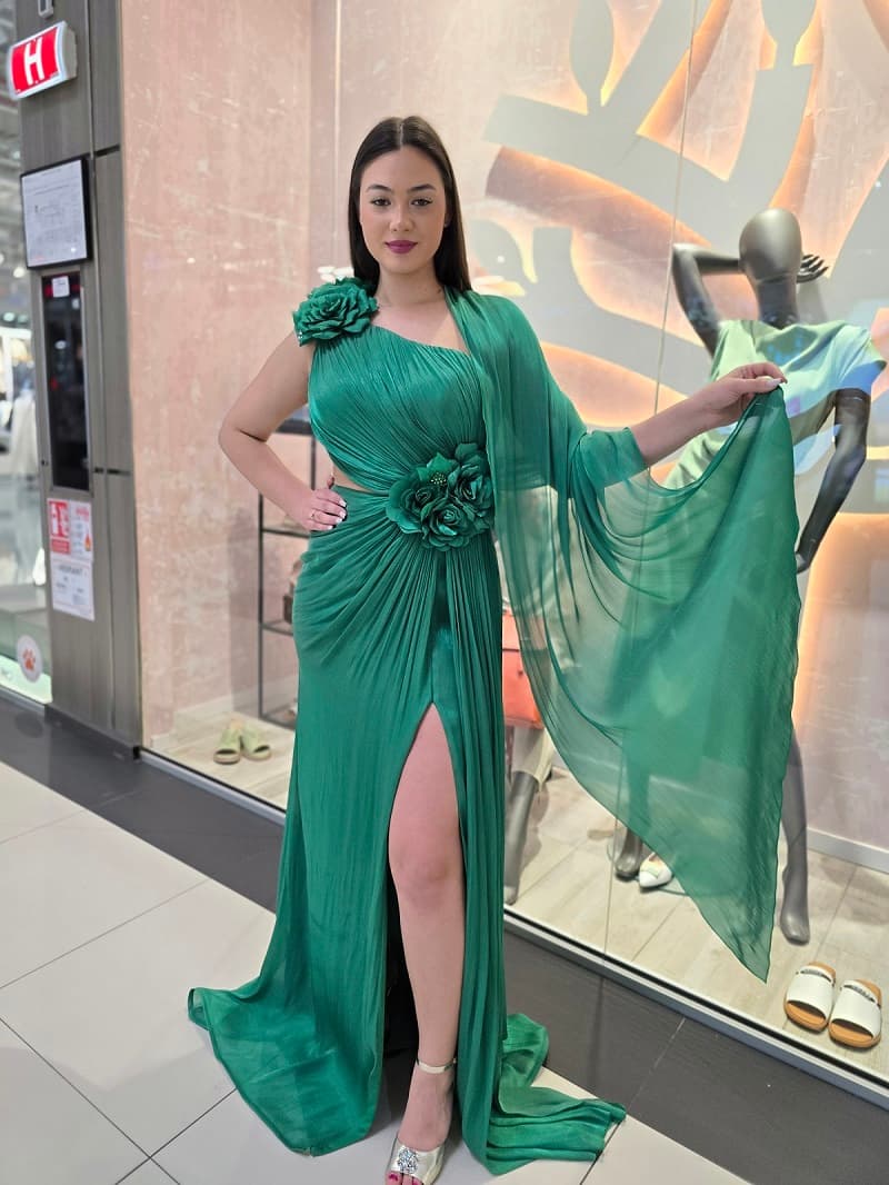 Imagine pentru Rochie lungă verde de ocazie cu pliseuri, flori decorative și trena