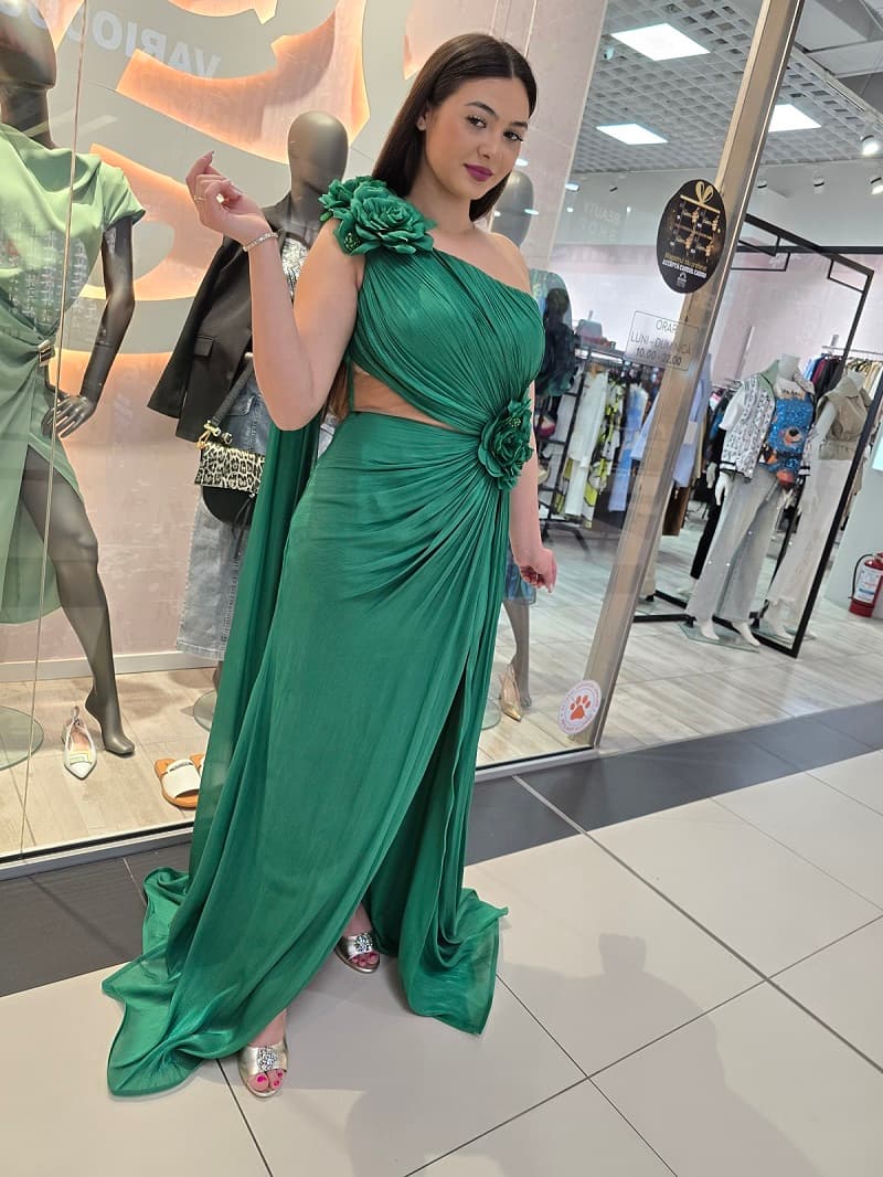Imaginea numarul 2 reprezentatand Rochie lungă verde de ocazie cu pliseuri, flori decorative și trena