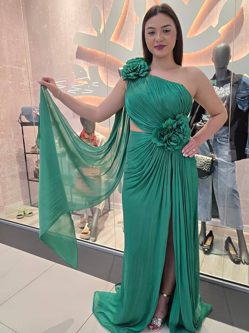Imaginea numarul 4 reprezentatand Rochie lungă verde de ocazie cu pliseuri, flori decorative și trena