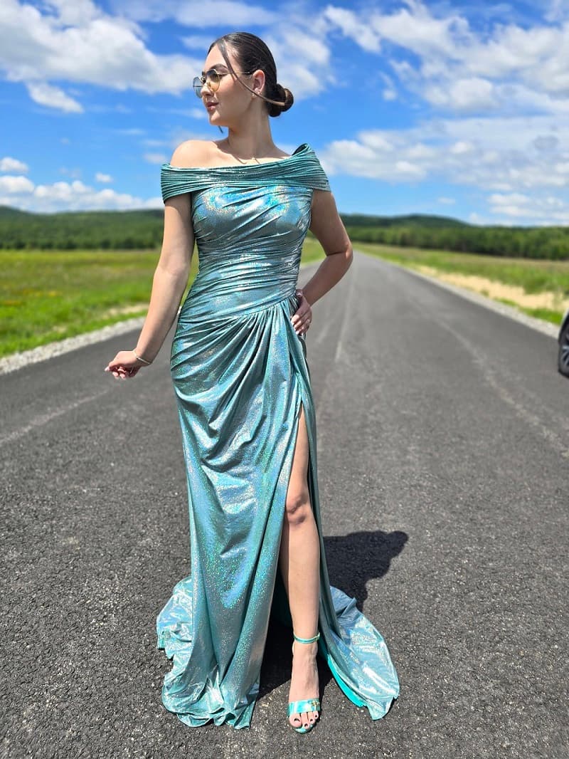 Imagine pentru Rochie lungă verde cu crăpătură adâncă pe picior