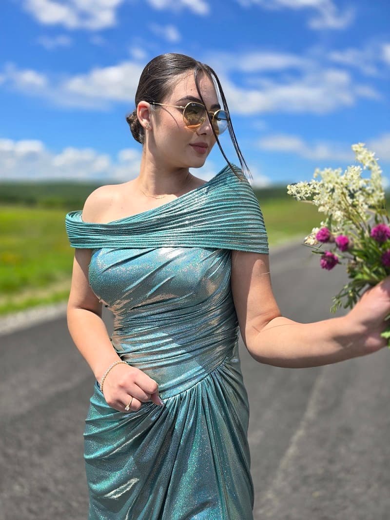Imaginea numarul 2 reprezentatand Rochie lungă verde cu crăpătură adâncă pe picior