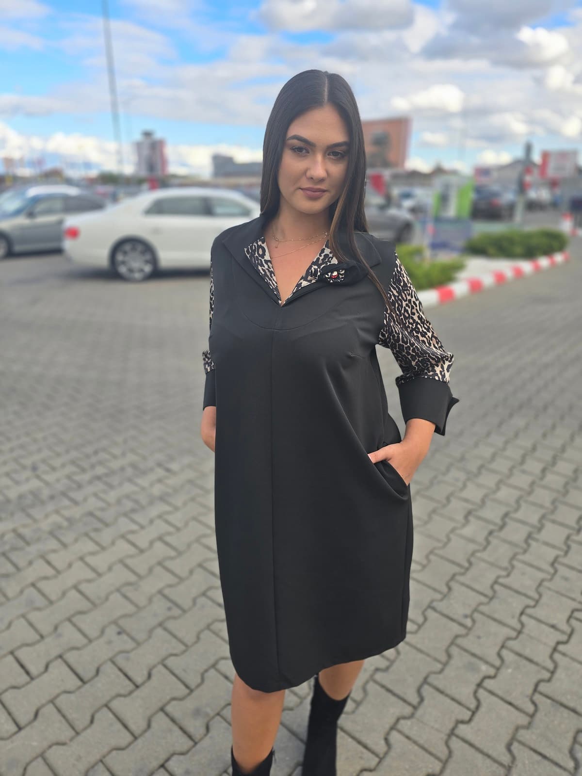 Imaginea numarul 2 reprezentatand Rochie neagră casual- imprimeu animal print și broșă decorativă