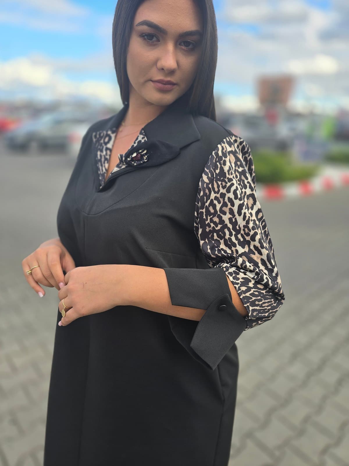 Imagine pentru Rochie neagră casual- imprimeu animal print și broșă decorativă
