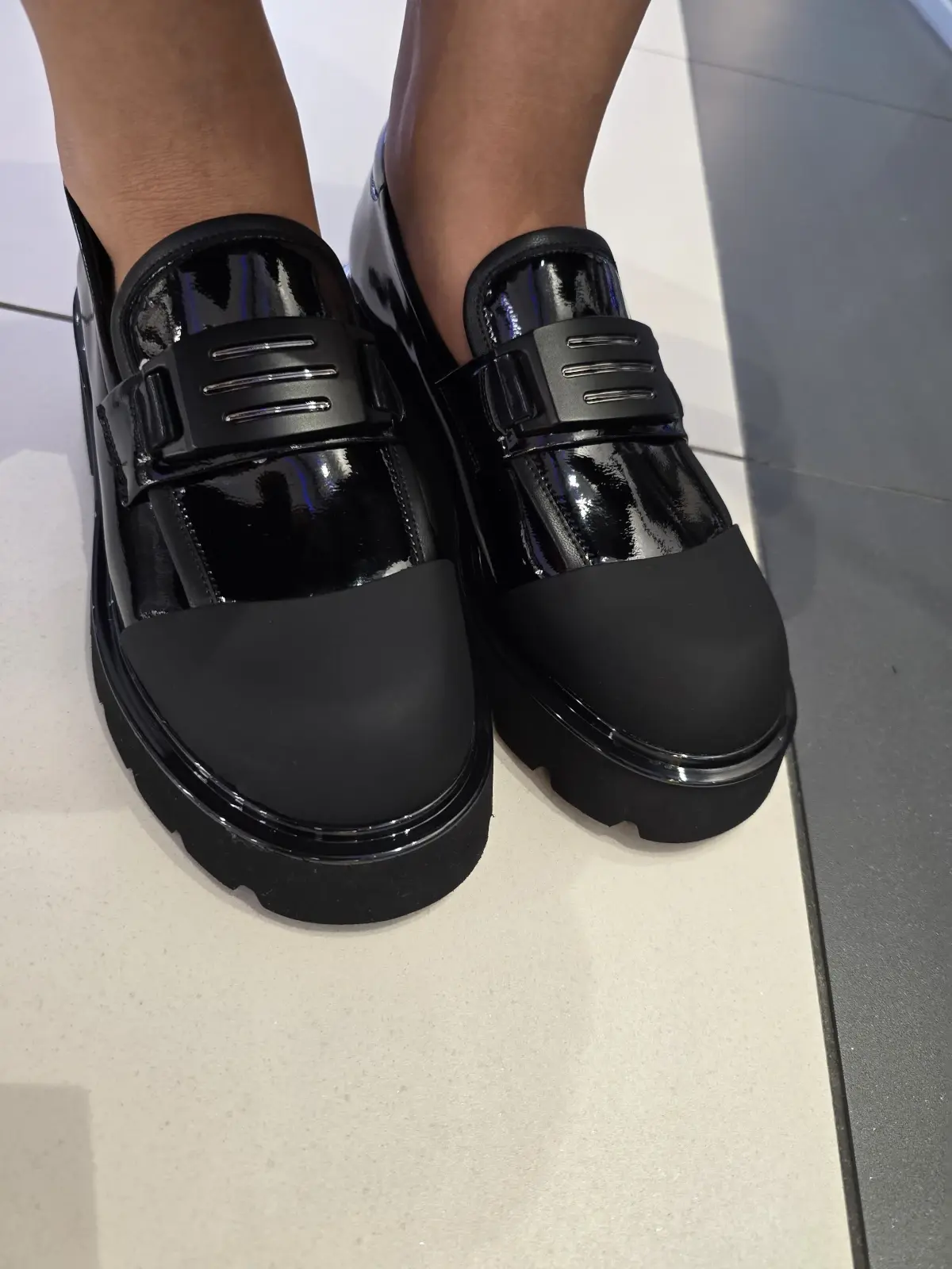Pantofi dama negri din piele lacuita cu platforma robusta Pantofi dama negri din piele lacuita cu platforma robusta