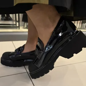 Pantofi dama negri din piele lacuita cu platforma robusta