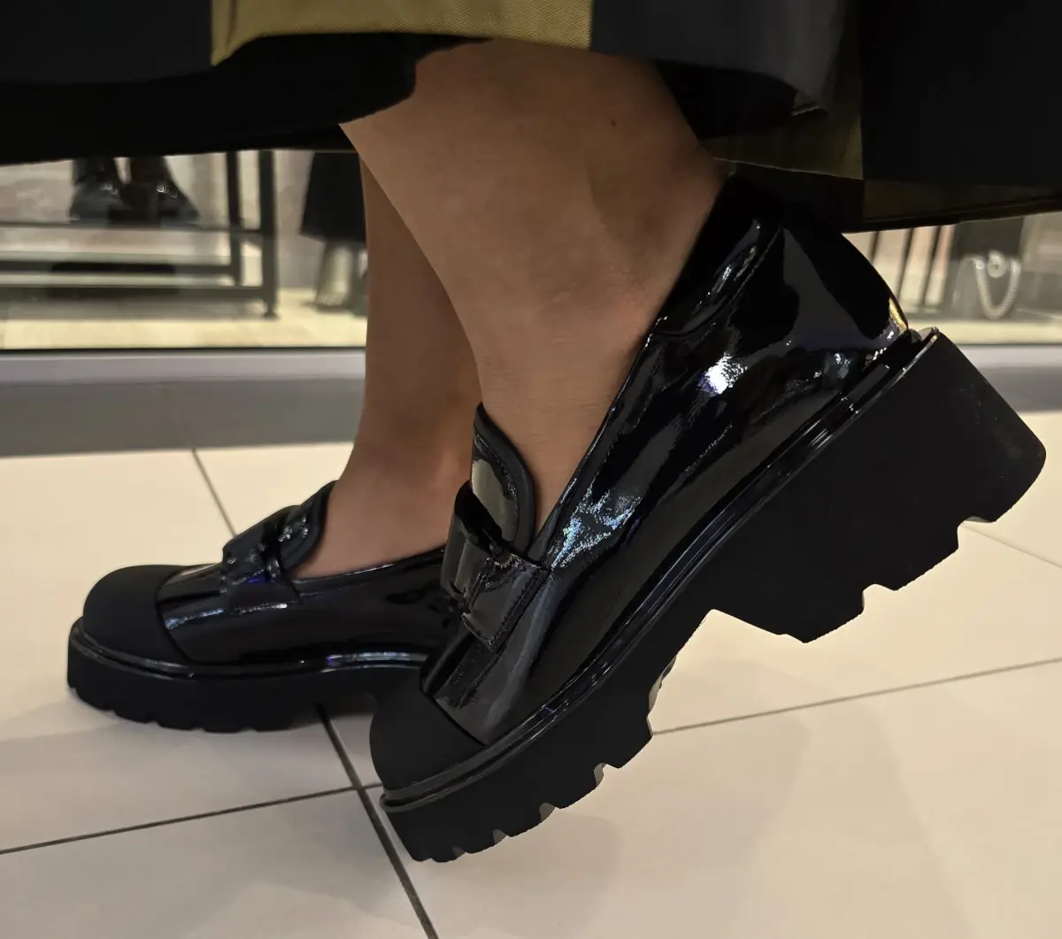 Pantofi dama negri din piele lacuita cu platforma robusta Pantofi dama negri din piele lacuita cu platforma robusta