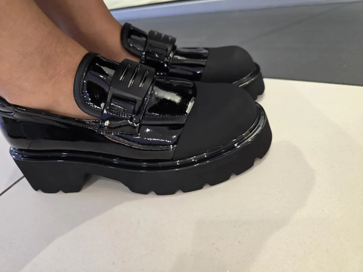 Pantofi dama negri din piele lacuita cu platforma robusta Pantofi dama negri din piele lacuita cu platforma robusta