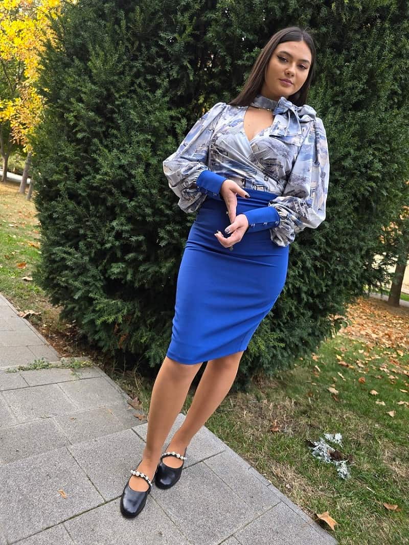 Imagine pentru Rochie damă albastră mulată cu mâneci – elegantă și modernă