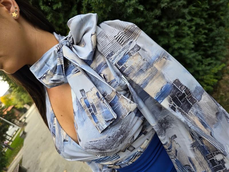 Imaginea numarul 3 reprezentatand Rochie damă albastră mulată cu mâneci – elegantă și modernă