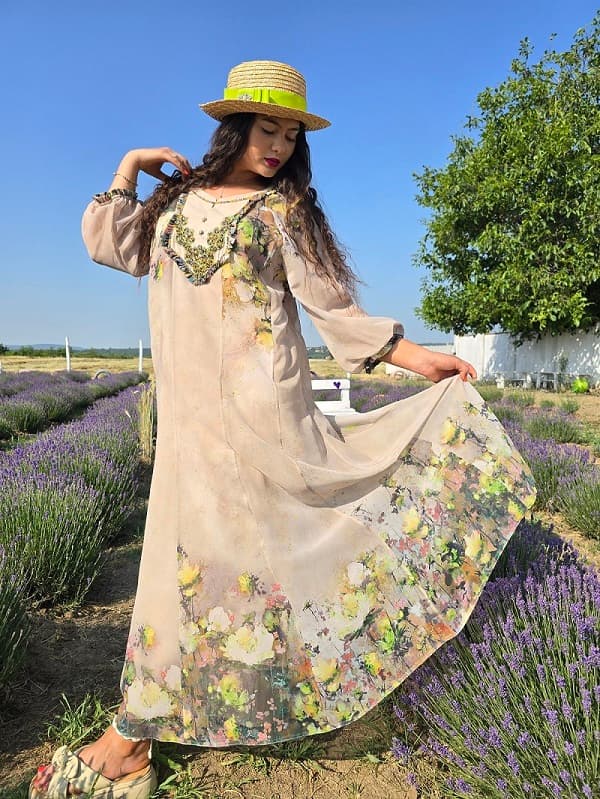 Imagine pentru Rochie bej din voal subtire cu un imprimeu floral