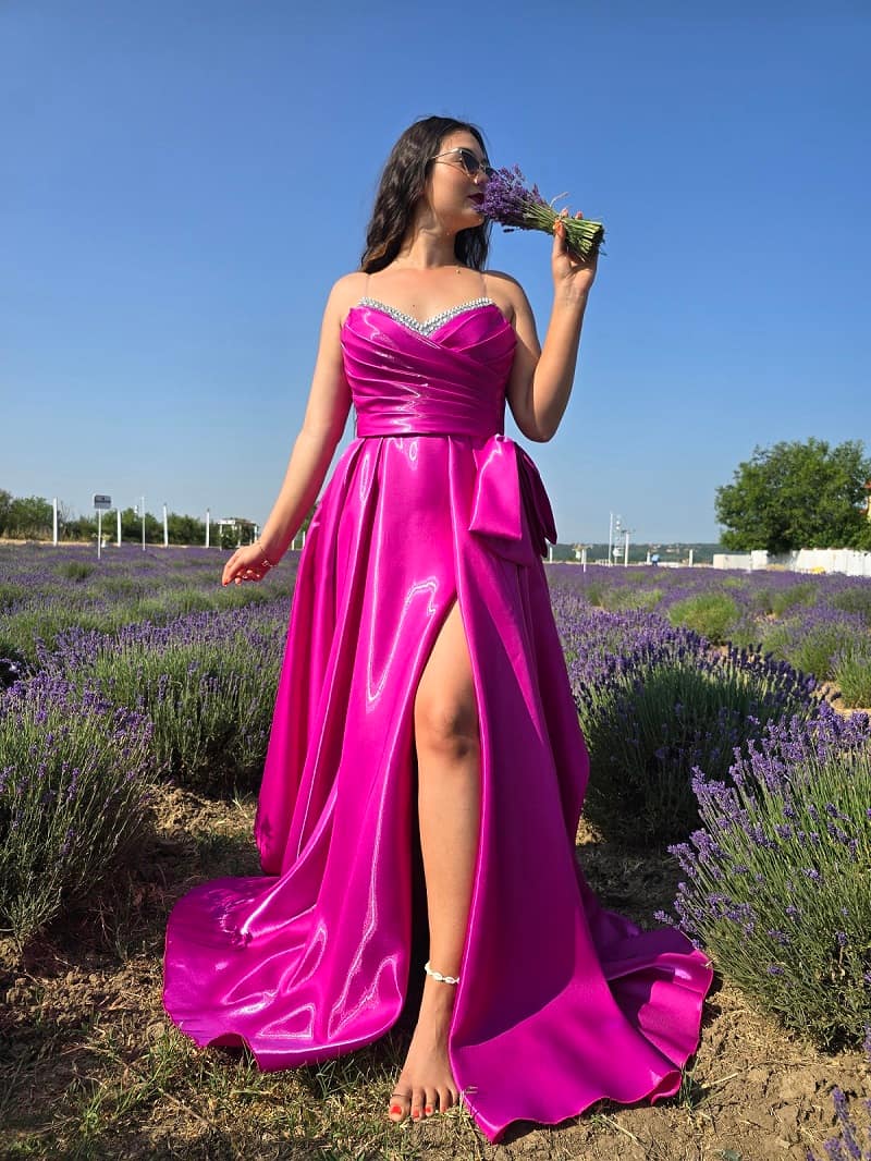 Imagine pentru Rochie Lunga Fucsia Crepeu – Satin Lucios și Detalii Elegante