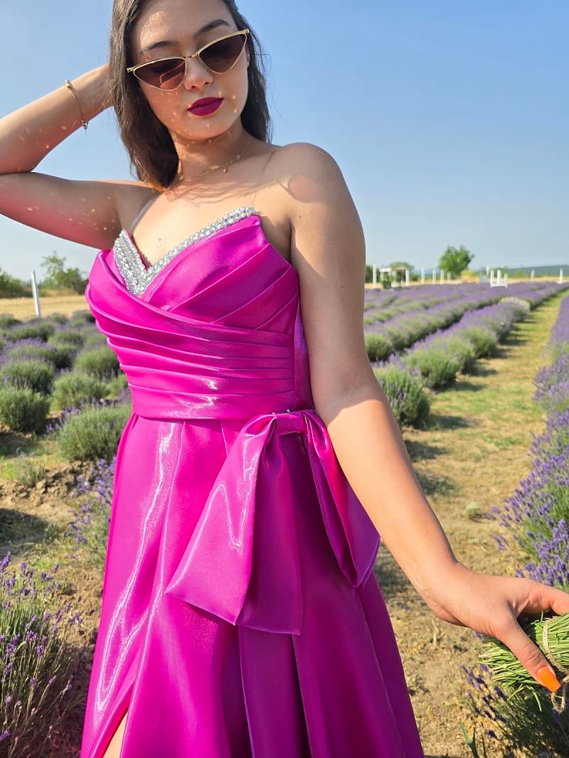 Imaginea numarul 3 reprezentatand Rochie Lunga Fucsia Crepeu – Satin Lucios și Detalii Elegante