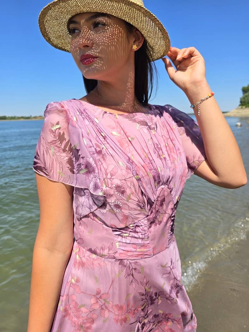 Imaginea numarul 4 reprezentatand Rochie elegantă midi în nuanța lila cu imprimeuri florale