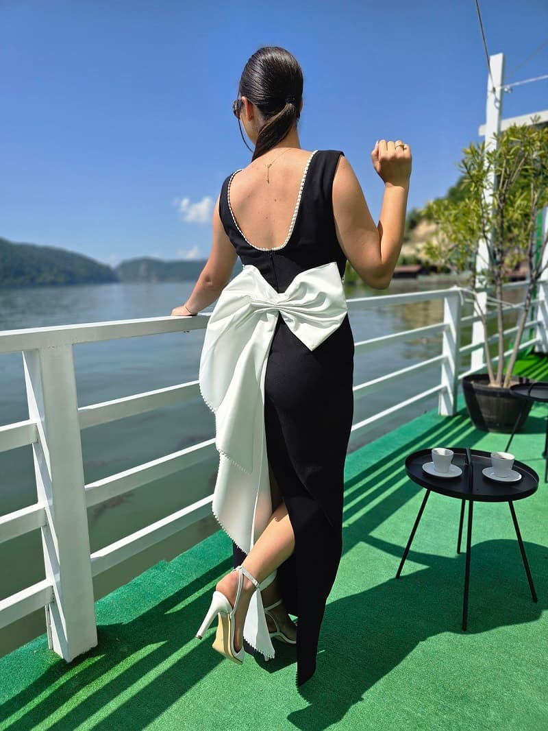 Imagine pentru Rochie Lungă Neagră cu Fundă Albă – Eleganță Clasică