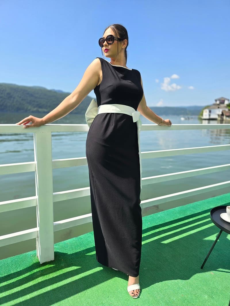 Imaginea numarul 2 reprezentatand Rochie Lungă Neagră cu Fundă Albă – Eleganță Clasică