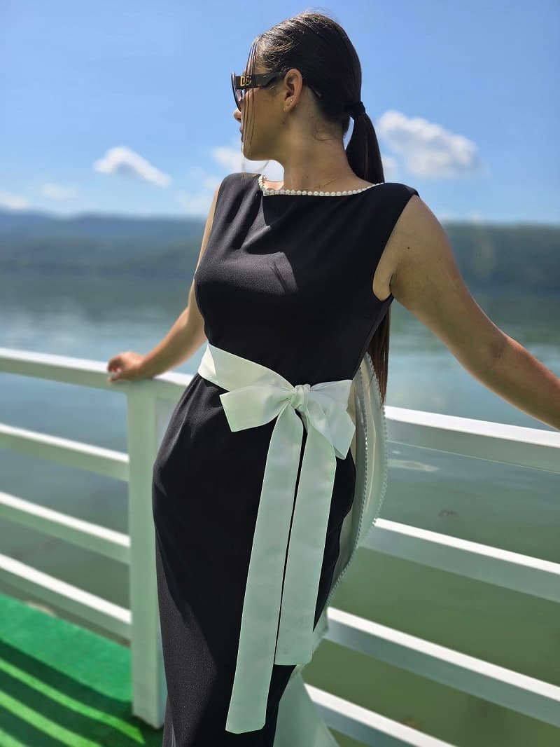 Imaginea numarul 3 reprezentatand Rochie Lungă Neagră cu Fundă Albă – Eleganță Clasică