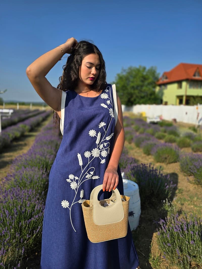 Imagine pentru Rochie Lungă de Vară Bleumarin cu Broderie Florala – Croi Lejer