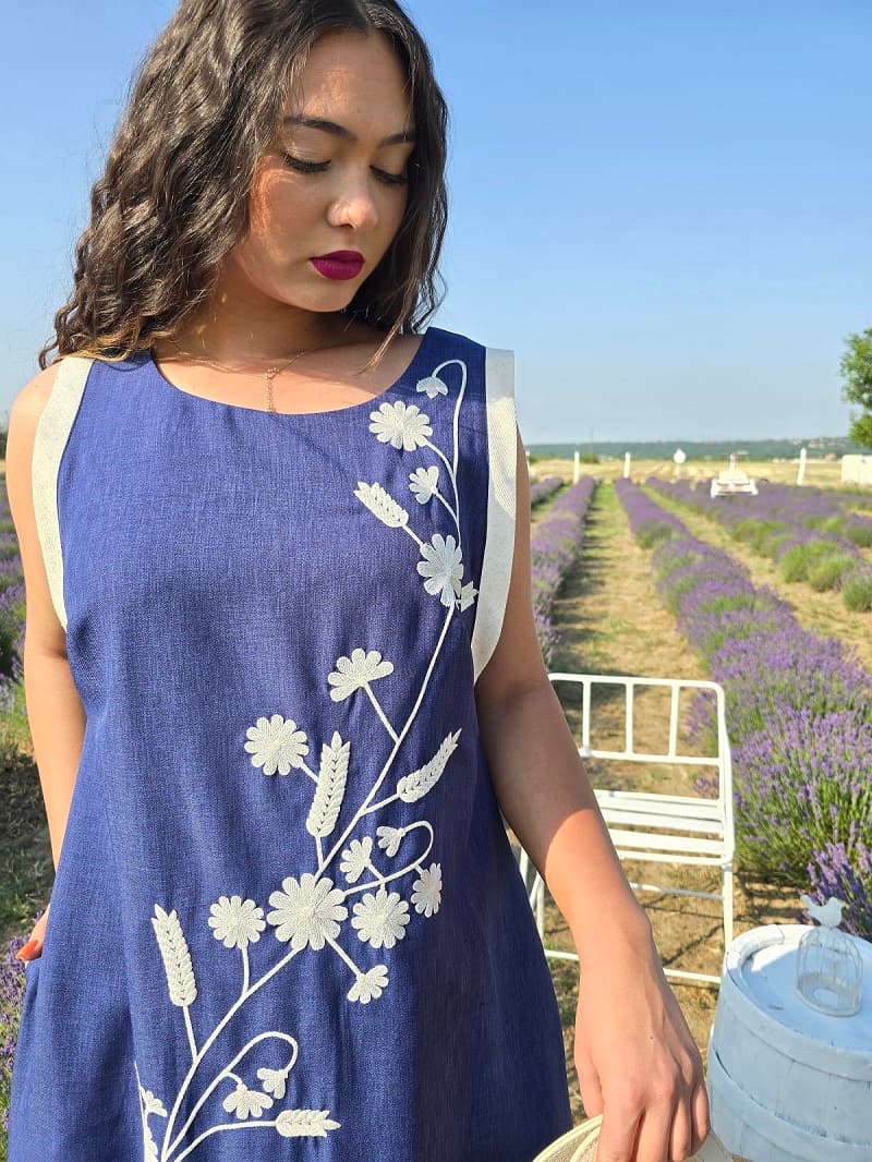 Imaginea numarul 2 reprezentatand Rochie Lungă de Vară Bleumarin cu Broderie Florala – Croi Lejer