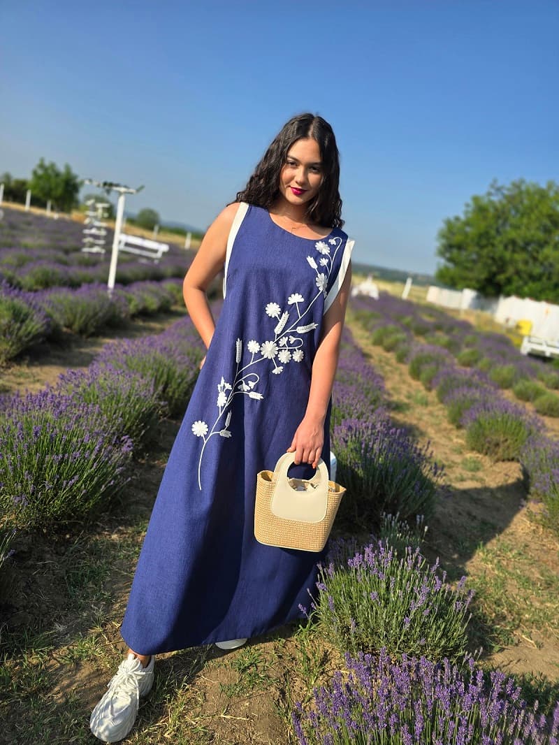 Imaginea numarul 3 reprezentatand Rochie Lungă de Vară Bleumarin cu Broderie Florala – Croi Lejer