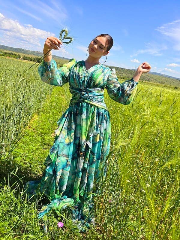 Imagine pentru Rochie Lungă din Voal Verde – Imprimeu Artistic