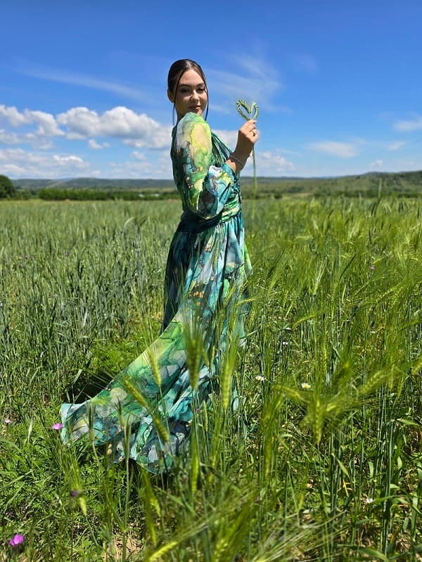 Imaginea numarul 3 reprezentatand Rochie Lungă din Voal Verde – Imprimeu Artistic