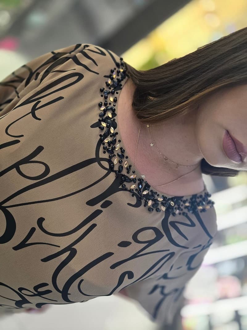 Imaginea numarul 2 reprezentatand Rochie midi casual elegantă maro din voal cu imprimeu