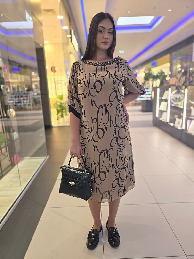 Imaginea numarul 3 reprezentatand Rochie midi casual elegantă maro din voal cu imprimeu