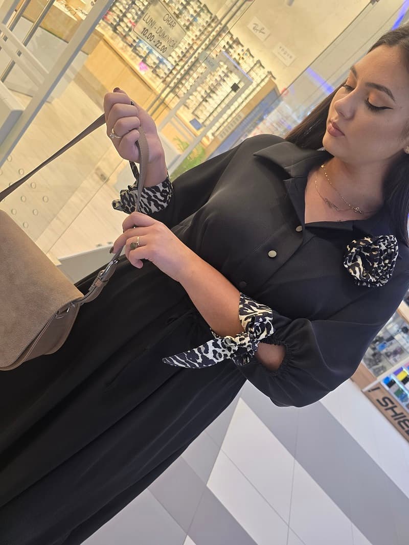 Imaginea numarul 3 reprezentatand Rochie neagra simplă