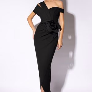 Rochie lunga eleganta neagra pe un umar cu floare decorativa