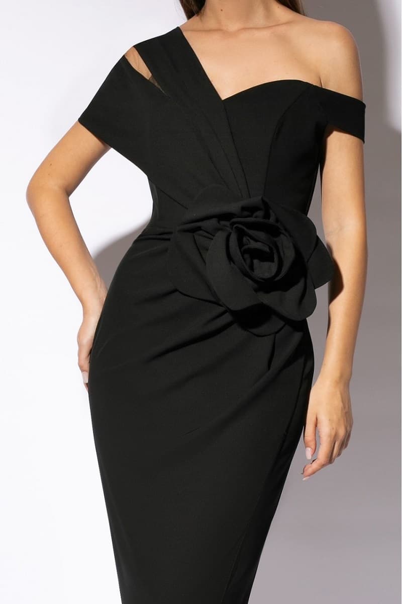 Imaginea numarul 2 reprezentatand Rochie lunga eleganta neagra pe un umar cu floare decorativa