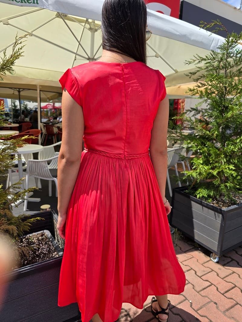 Imaginea numarul 3 reprezentatand Rochie Dama Eleganta Rosu Corai – Midi Plisata cu Bretele Late