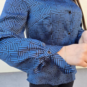 camasa albastra dama cu model geometric si croiala cambrata