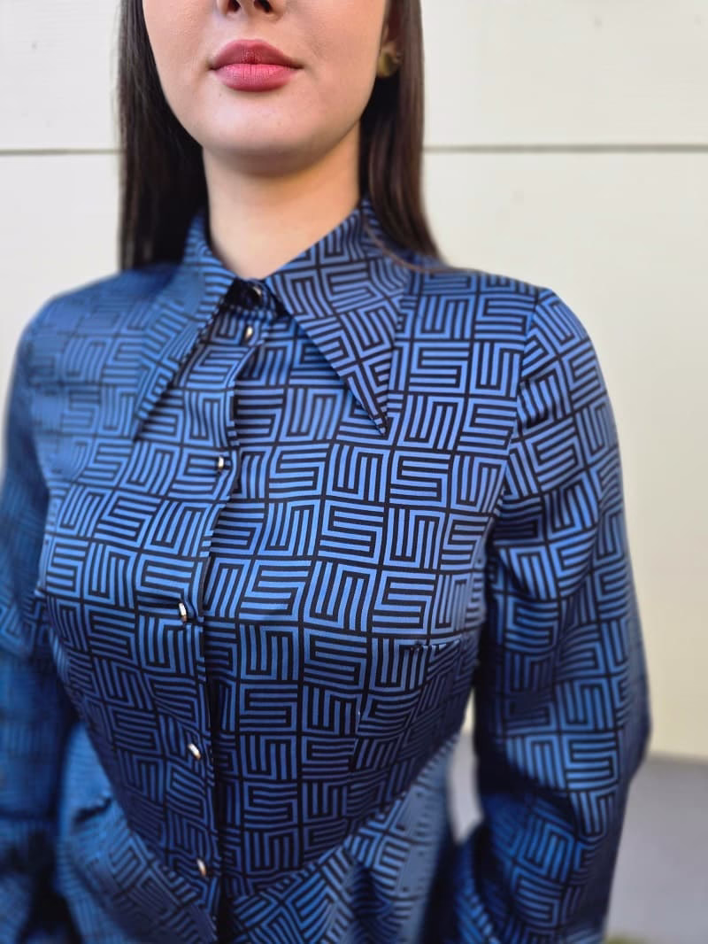 Camasa dama albastra cu model geometric camasa albastra dama cu model geometric si croiala cambrata