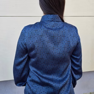 camasa albastra dama cu model geometric si croiala cambrata