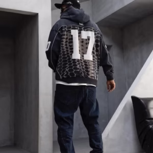 Hanorac barbati cu gluga, print animal si numarul 17 imprimat pe fata si spate