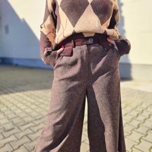 pantaloni 3 sferturi evazati maro inchis, cu talie medie si buzunare