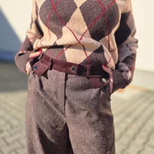 pantaloni 3 sferturi evazati maro inchis, cu talie medie si buzunare