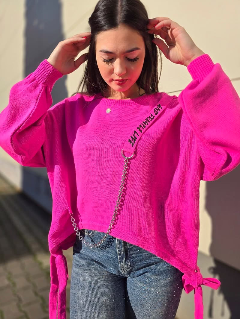 Pulover dama roz fucsia cu lant si snururi pulover roz fucsia din tricot, cu lant decorativ si snururi laterale
