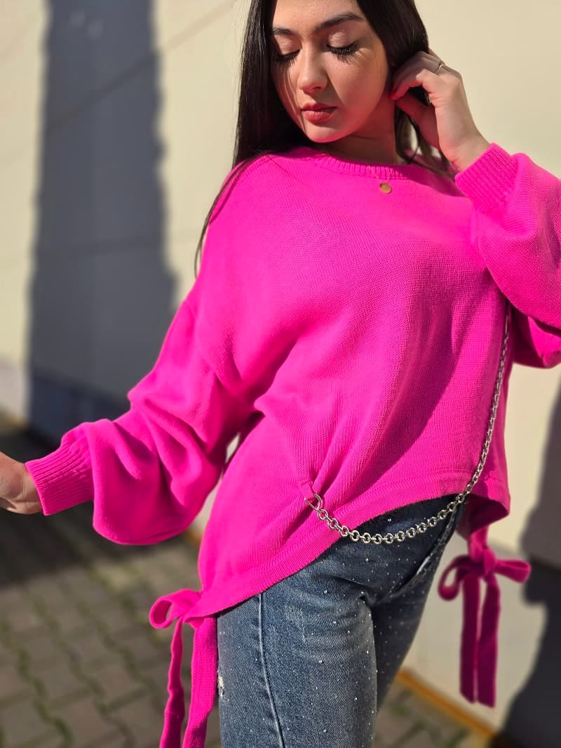Pulover dama roz fucsia cu lant si snururi pulover roz fucsia din tricot, cu lant decorativ si snururi laterale